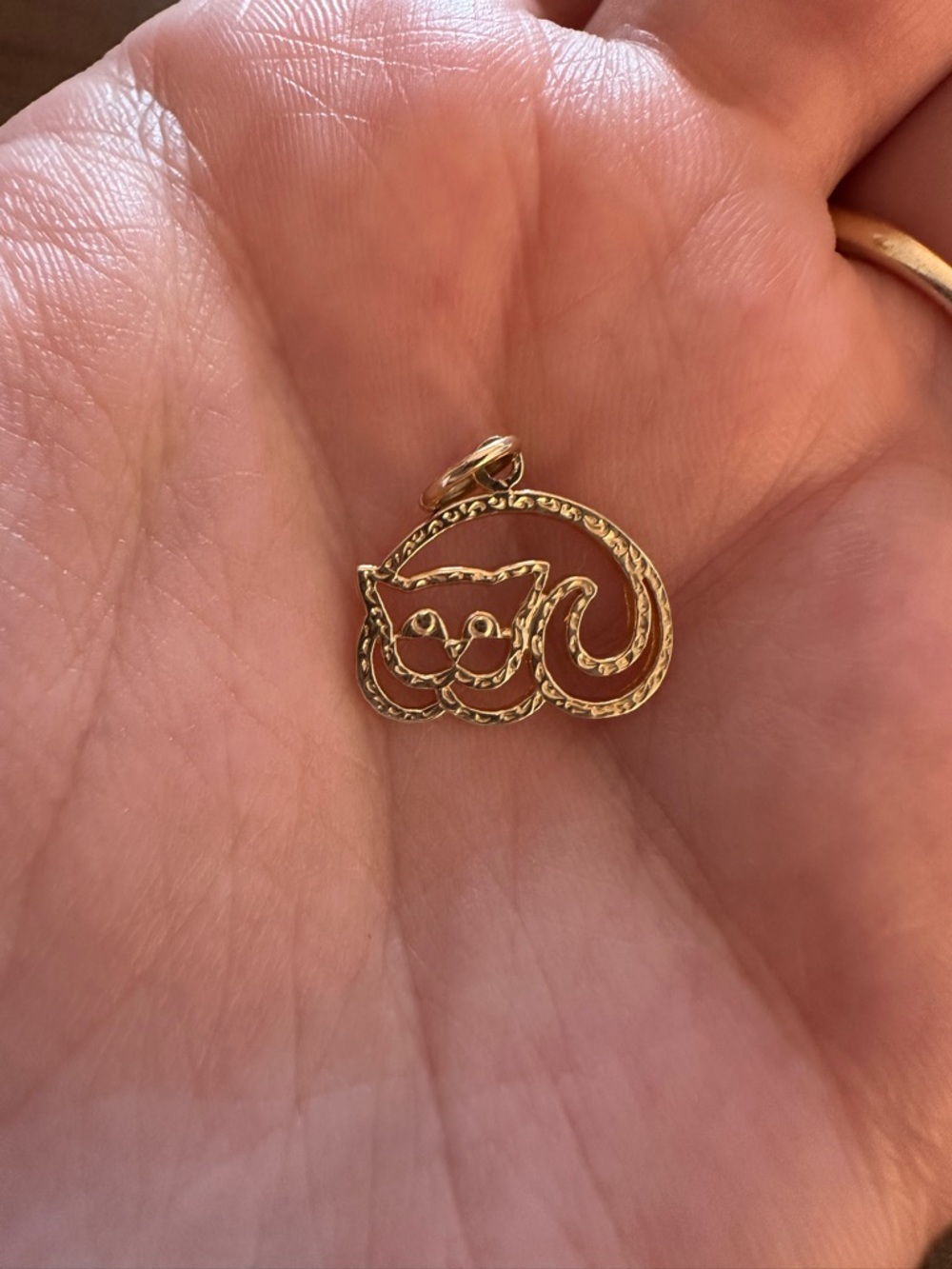 Vintage 14k curled up kitty cat charm